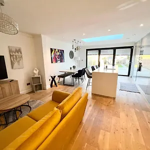 Comfortable 3 Bedroom House With Garden And Parking - Sleeps Up To 6 Holiday home